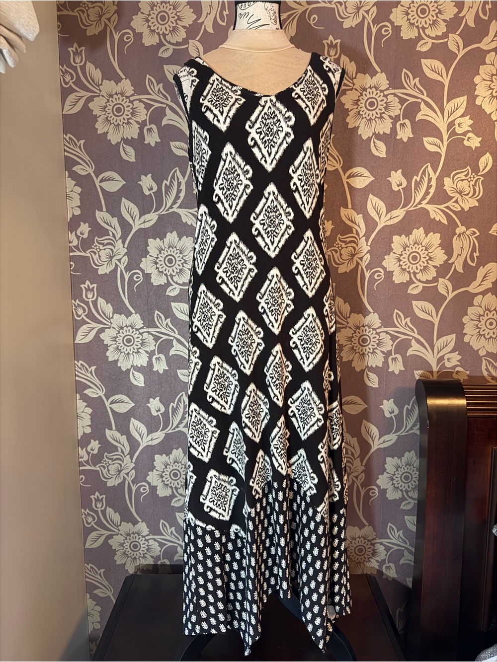 Tommy Bahama Taj Tiles Black and White Sleeveless Printed Maxi Dress - Size Sm